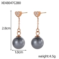 Detailansicht der Herz-Ohrringe mit grauer Perle und 2,8 cm Höhenangabe in Roségold - Herz Strass Stil / Roségold