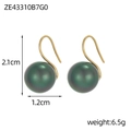 Dettaglio di orecchini a gancio dorati con perle verdi, diametro 1,2 cm e altezza 2,1 cm - Orecchini a Gancio con Perla Verde (ZE43310B7G0)