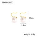 Dettaglio di orecchini a goccia in oro con perle bianche lucide dimensione 2,1 cm - Orecchini a Gancio con Perla Bianco Latte (ZE43310B2G0)
