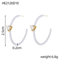Detailopname van C-vormige hartoorringen met 2,5 cm hoogte en wit emaille - Hart Strass Wit (HE2126D10)