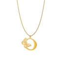 Dettaglio della collana a farfalla placcata oro 18k con ciondolo a lettera O traforata - Lettera O