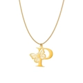 Dettaglio della collana placcata oro 18k con ciondolo lettera P e farfalla traforata - Lettera P