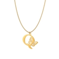 Dettaglio macro della collana placcata oro 18k con farfalla traforata e ciondolo lettera Q - Lettera Q