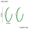 Detail van 2,5 cm groene emaille C-vormige oorringen met glanzend zirkonia hartje - Hart Strass Groen (HE2126D7)