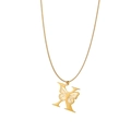 Dettaglio macro della collana placcata oro 18k con lettera X e ciondolo farfalla cava - Lettera X
