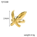 Detailweergave van de gouden roestvrijstalen ring met een dynamisch gebogen vleugel - Minimalistische Vlindervleugel Dynamische Curve Stijl (YJ1536B)