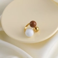 Elegante anello aperto dorato con sfere bianco perla, marrone rossastro e perline d'oro - Perle Bianche Marroni e Oro (HJ1731D20)