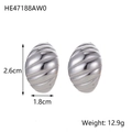 Detalle de pendientes de croissant plateados con 2,6 cm de altura y textura estriada - Ovalado de Espiral Ondulado (HE47188AW0)