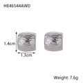 Detalle de pendientes de croissant plateados con textura martillada y dimensiones - Forma Irregular Martillada (HE46544AW0)