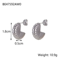 Detalle de pendientes croissant de metal plateado con textura acanalada y medidas - Textura de Concha Radiante (BE47592AW0)