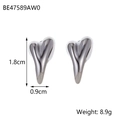 Vista de detalle de pendientes de corazón plateados con medida de 1,8 cm de alto - Corazón Aerodinámico 3D (BE47589AW0)