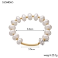 Dettaglio del bracciale con perle da 1,2 cm, tubo dorato e etichette delle dimensioni - Stile con Perle e Tubo Curvo Dorato (GS00406D)