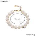 Dettaglio bracciale di perle con chiusura a moschettone dorata e targhetta in acciaio - Stile Texture Madreperla con Chiusura in Acciaio Inossidabile (GS00928D)