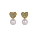 Boucles d'oreilles cœur élégantes avec strass bleus et perles blanches sur fond blanc - Cœur Bleu Avec Perle Blanche (GE00571B-3)