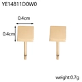 Dettaglio orecchini quadrati dorati con dimensioni 0,4cm e peso di 0,7g indicato - Oro Quadrato