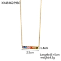 Dettaglio del ciondolo con pietre arcobaleno, dimensioni 2,5 cm x 0,4 cm e catena - Stile Barra Strass Arcobaleno (XX48162B9B0)