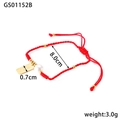 Details des roten gewebten Armbands mit Goldperlen und rechteckigem Metallanhänger - Perle und Good Luck Platte (GS01152B)