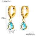 Dettaglio orecchini a goccia dorati con pietre blu e piccoli diamanti, altezza 2,5 cm - Luglio (XE48863B7)