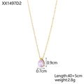Macro-detail van de peervormige roze zirkoon hanger met gouden klauwzetting aan ketting - Roze Paarse Stijl (XX1497D2)