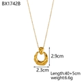 Collana con perline dorate e ciondolo ad anello testurizzato irregolare su fondo bianco - Collana ad Anello con Texture di Lava Irregolare (BX1742B)