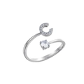 Dettaglio di un anello aperto in acciaio al titanio argento con lettera C e zircone - Stile Lettera C (HXJ0004C)