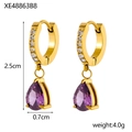 Dettaglio di orecchini a cerchio dorati con zircone bianco e pendente in gemma viola a pera - Agosto (XE48863B8)