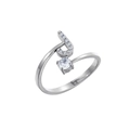Dettaglio macro di anello nota musicale in argento con zirconi pavé e fascia aperta - Stile Lettera J (HXJ0004J)