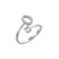 Dettaglio dell'anello regolabile in argento con cerchio micro-pavé e solitario in zircone - Stile Lettera O (HXJ0004O)
