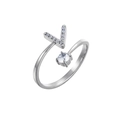 Dettaglio anello argento regolabile con lettera V in zirconi e solitario rotondo lucido - Stile Lettera V (HXJ0004V)