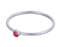 Vue rapprochée d'une bague fine en acier inoxydable avec pierre de naissance rose - US 5 / Juillet