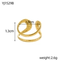 Detail van gouden geometrische ring met gehamerde textuur en afmetingen weergegeven - Dubbellaagse Wikkel Gehamerd Open Stijl (YJ1529B)