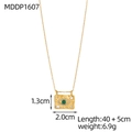 Dettaglio del ciondolo rettangolare dorato con pietra verde e motivo malocchio - Stile Pendente Malocchio Rettangolare (MDDP1607)