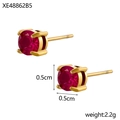 Gros plan de boucles d'oreilles dorées avec pierres rouge rubis de 0,5 cm de diamètre - Boucles d'oreilles clous gemme ronde(XE48862B5) / Rouge