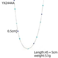 Dettaglio della collana a catena argentata con ciondoli in smalto colorato da 0,5 cm - Collana Sottile Decorativa con Perle Colorate Blu e Bianche (YX2444A)