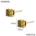Vue détaillée des boucles d'oreilles dorées de 0,5cm avec zircone ronde vert olive - Boucles d'oreilles clous gemme ronde(XE48862B6) / Vert olive