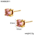 Détail macro de boucles d'oreilles zircon rose 0,5cm avec serti 4 griffes doré - Boucles d'oreilles clous gemme ronde(XE48862B11) / Rose