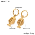 Dettaglio di orecchini a spina di pesce dorati con design traforato e dimensioni - Orecchini a Cerchio Design Lisca di Pesce Oro (XE49377B)