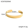Detail of gold C-shaped cuff bracelet showing vertical striped texture and 1.0cm width - Vertical Wide Pleated (XZ30782D0W0)
