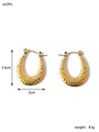 Dettaglio orecchini a ferro di cavallo dorati con trama martellata e misure 2,6x2 cm - Stile Ferro di Cavallo Martellato (AE44394DW0)