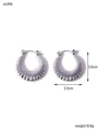 Dettaglio orecchini a ferro di cavallo argentati con pieghe, dimensioni 2,5 cm x 2,2 cm - Stile Argento Ferro di Cavallo Plissettato Radiale (AE44396AW0)