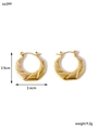 Dettaglio macro di orecchini a cerchio a spirale dorati che mostrano l'altezza di 2,5 cm - Stile Oro Geometrico a Spirale Attorcigliata (AE44399DW0)