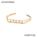 Dettaglio del bracciale dorato a doppio strato con stelle, lune e cristalli trasparenti - Esagono Geometrico Vuoto 5 Pietre Oro (CZ33491D0W0)