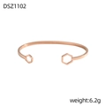 Dettaglio di un bracciale rigido oro rosa con ciondoli esagonali cavi e finitura lucida - Estremità Esagono Vuoto Oro Rosa (DSZ1102)