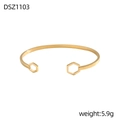 Dettaglio del bracciale aperto dorato con ciondoli esagonali cavi e finitura lucida - Estremità Esagono Vuoto Oro (DSZ1103)