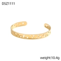 Dettaglio del bracciale rigido dorato con motivi a stella e luna, peso di 10,4 g - Stella Luna Vuoto Oro (DSZ1111)