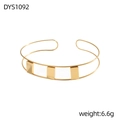 Dettaglio del bracciale geometrico a doppio strato dorato, stile minimalista di peso 6,6g - Doppio Strato Anello Sottile 3 Piastre Rettangolari Oro (DYS1092)