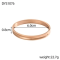 Details van gepolijste roségouden armband met afmetingen 6,0 cm diameter en 0,8 cm breedte - Roségoud Stijl met Enkele Groef (DYS1076)