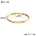 Dettaglio del bracciale in metallo dorato con diametro 5,9 cm e incisione sul lato - Stile Inciso Bordatura Dorata (DSZ1122)