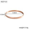 Dettaglio macro del bracciale in oro rosa con dimensioni 0,5cm larghezza e 5,9cm diametro - Stile Inciso Bordatura Oro Rosa (DSZ1123)