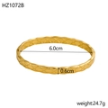 Bracciale geometrico dorato con dimensioni di 6,0 cm di diametro e 0,6 cm di larghezza - Stile Trapuntato Oro (HZ1072B)